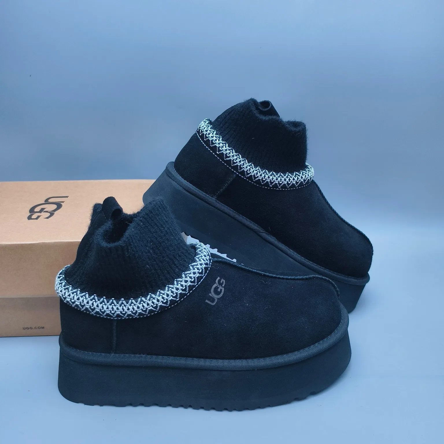 💰520 UGG sheepskin all-in-one snow boots 5956 thick-soled ethnic style braided style Color: maroon black sand matching code: 35-40
